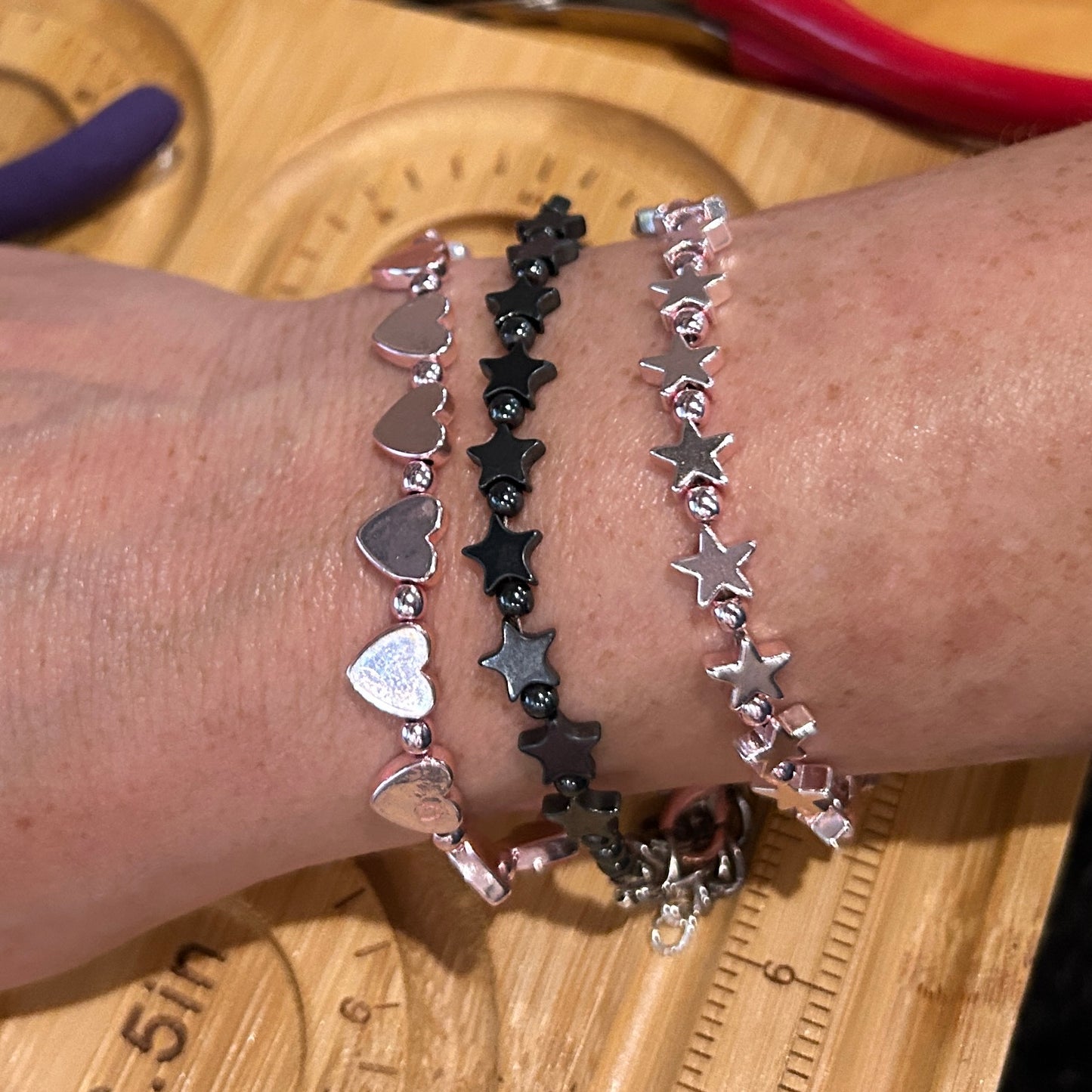 Hematite Pink Hearts Bracelet with a Clasp (sizable)
